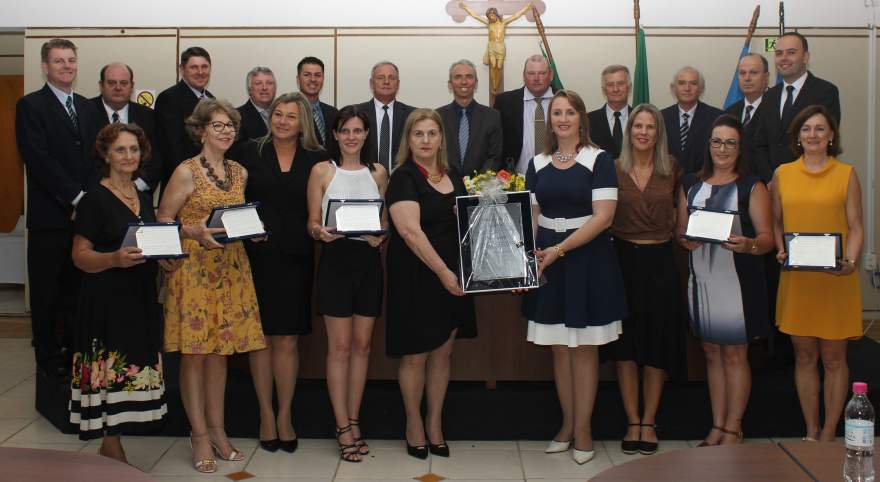 As homenageadas com os vereadores, o prefeito e o vice-prefeito