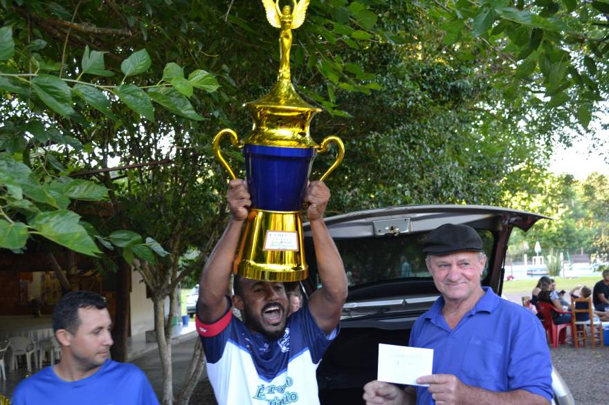 Capitão Diego Gonçalves ergue a taça