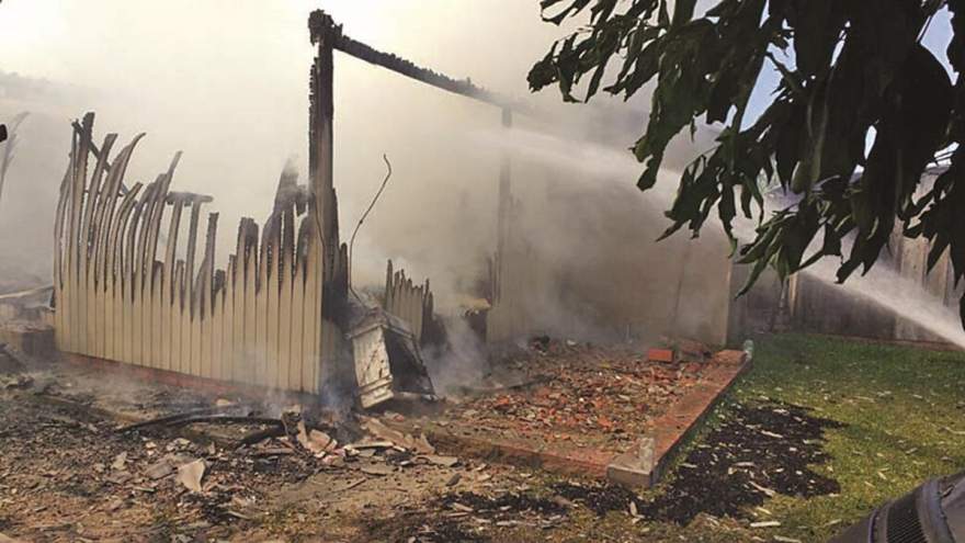  Residência foi totalmente destruída pelas chamas (Foto: Arzélio Strassburger)