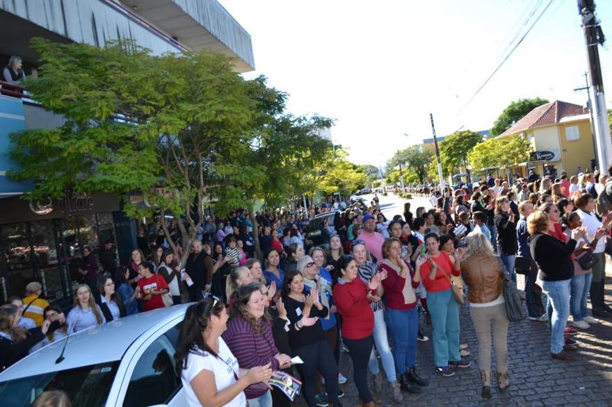 Ato foi marcado também por grande concentração em frente à Prefeitura