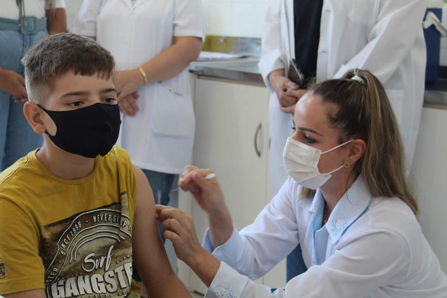 Juliano Henrque Zuge, de 11 anos, foi a primeira criança do municipio a receber a vacina