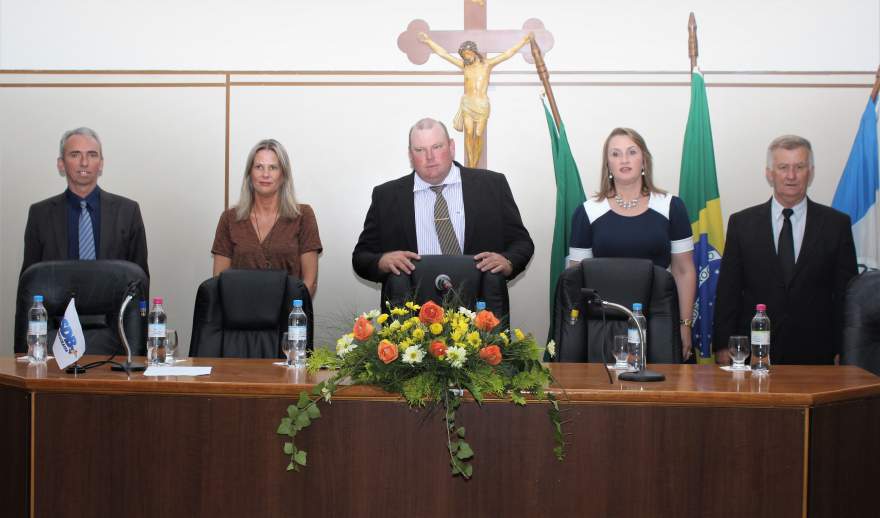 A mesa principal da sessão solene em homenagem ao Guia Lopes