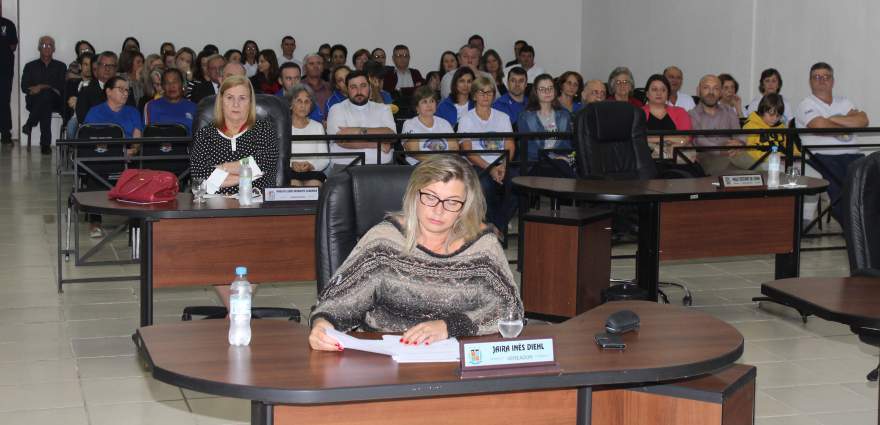 Plenário da Câmara ficou lotado para a sessão solene