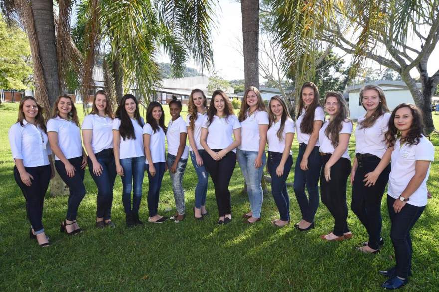 A educadora Cristiana Rehbein com as participantes
