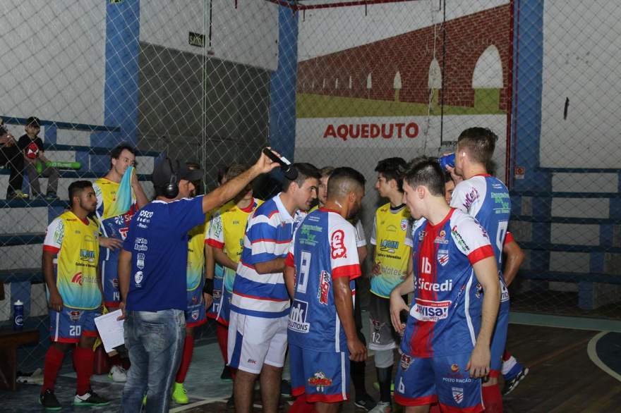 Técnico Douglas orienta a equipe durante um pedido de tempo: a exemplo do jogo anterior, equipe apresentou uma atuação convincente