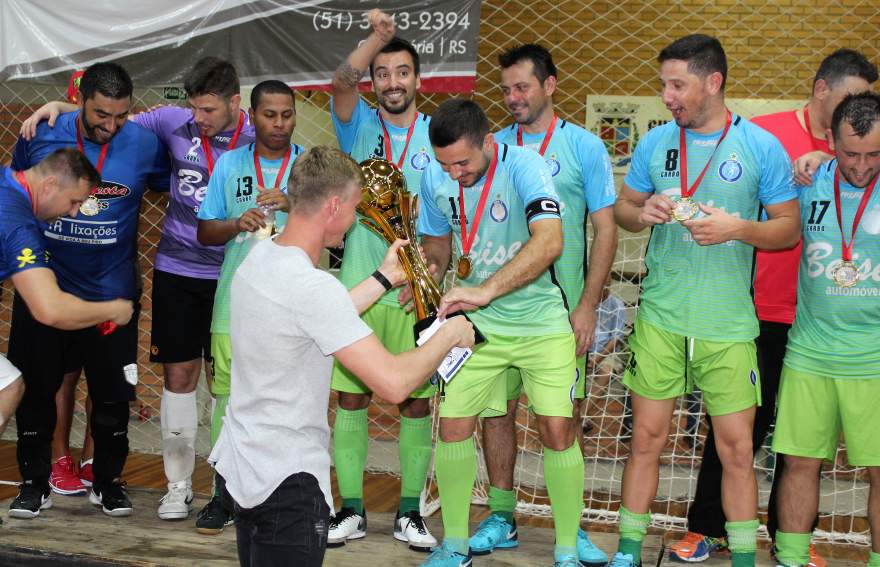 Goleiro Douglas entregou o troféu de campeão para o Inova