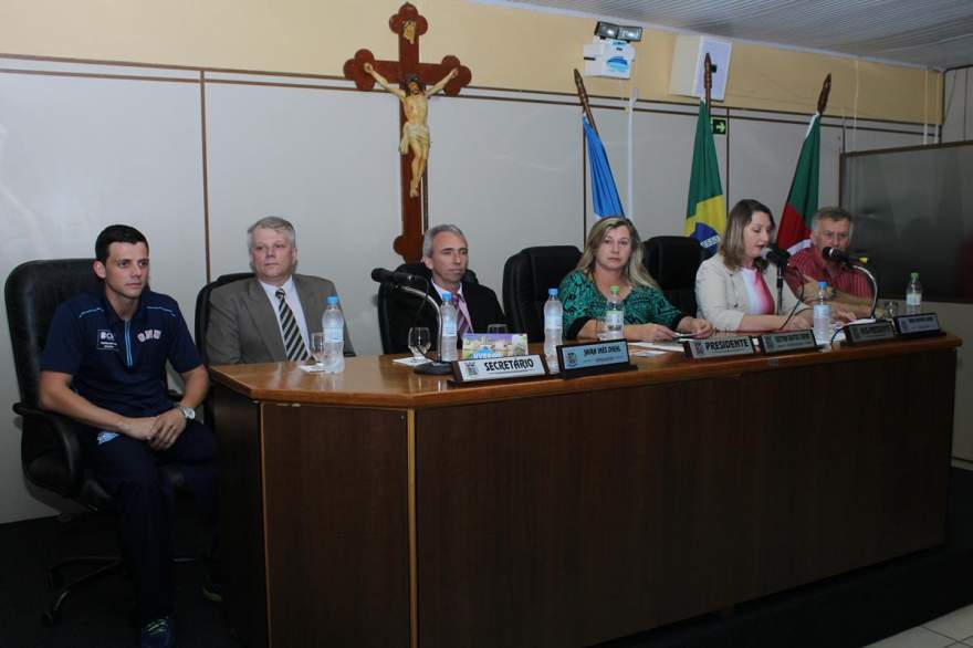 A mesa diretora da Câmara com o homenageado, o pró-reitor da Unisc e o prefeito Paulo Butzge