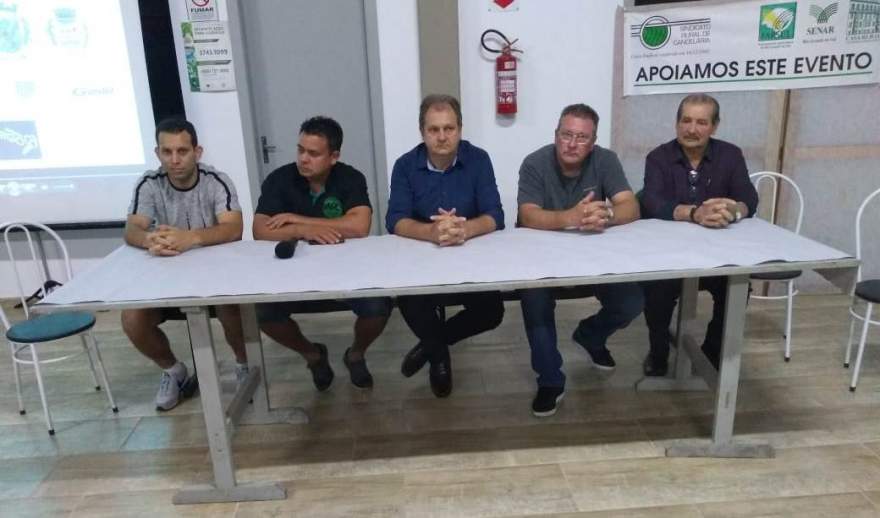 Os representantes dos municípios participantes e de Mauro Flores, que representou os apoiadores