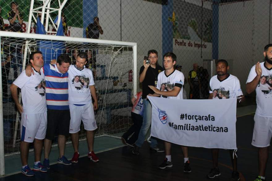 O presidente do Atlético, Rafael Vezentini, se emocionou com a demonstração de solidariedade antes da partida