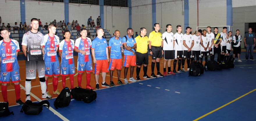 Equipes do Atlético e do Real/CECB perfiladas durante a solenidade