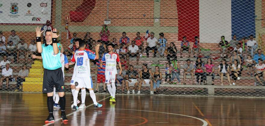 Edmilson comemorou com a torcida o segundo gol do Atlético