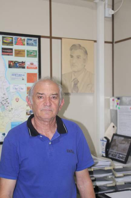 Celso Gehres com o quadro de seu estimado pai, Ronildo Gehres, ao fundo
