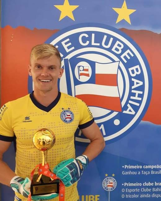 Douglas Friedrich com o troféu de goleiro menos vazado do Campeonato Baiano - Crédito: Divulgação