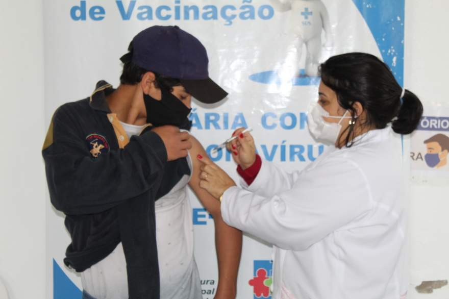 Adolescentes e jovens entre 12 e 17 anos que ainda não se vacinaram também estão sendo convocados (Foto: Odete Jochims)
