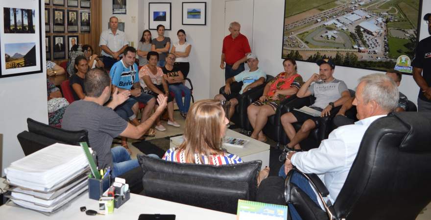 
Vereadores participaram, junto com os moradores, da reunião com o prefeito em exercício (Crédito: Matheus Haetinger)
