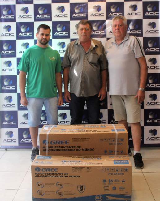 Reinaldo Züge, cliente da Agropecuária Três Imrãos e morador de Novo Cabrais, ganhou um ar-condicionado