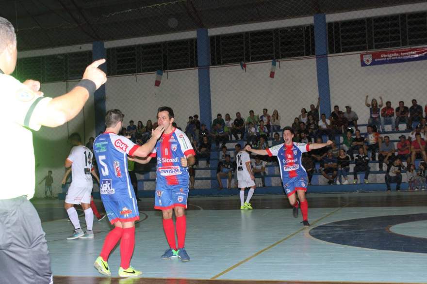 Pivô Júnior comemora o gol que deu números finais ao clássico