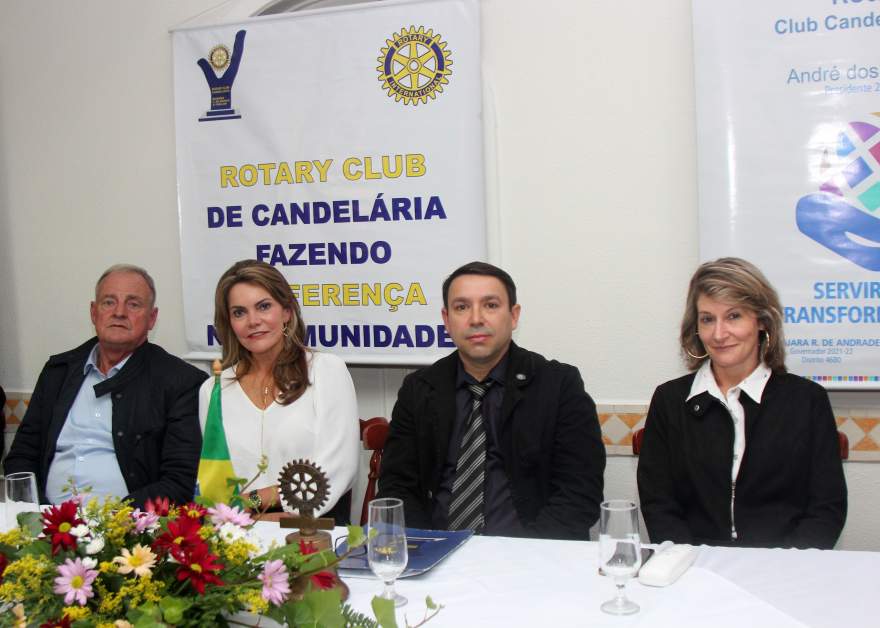 O prefeito Nestor Ellwanger e esposa Cleonice com o Presidente do Rotary Gilberto Loebens e esposa Mari