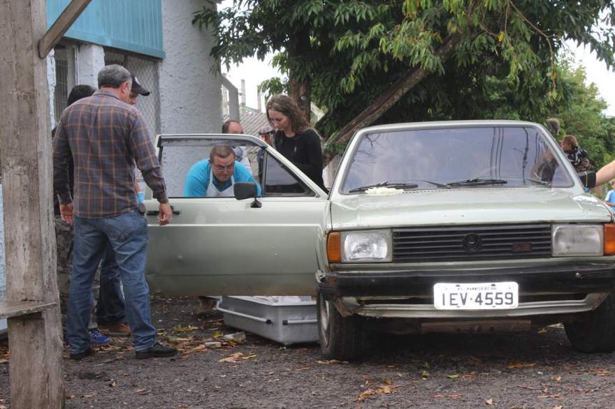 Caroneiro do automóvel, identificado como Paulo Luís Welker, de 37, o Ximbé, morreu no local