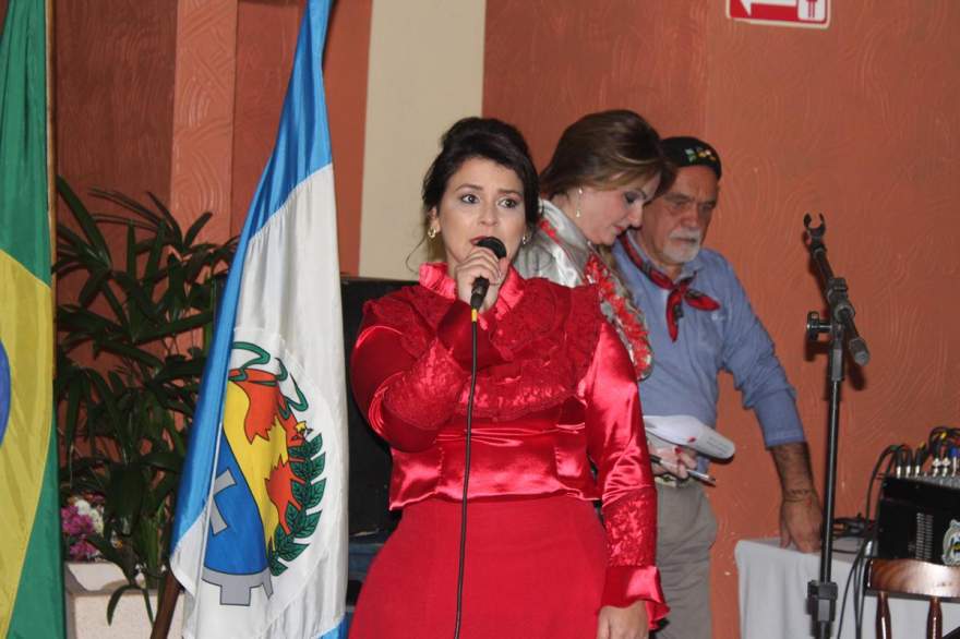 Aline Flores em discurso de posse