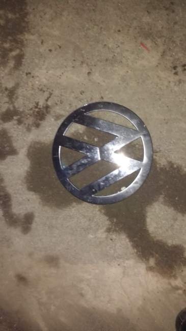 Emblema de caminhão da marca Volkswagem foi encontrado na pista. Motorista seguiu viagem após acidente 