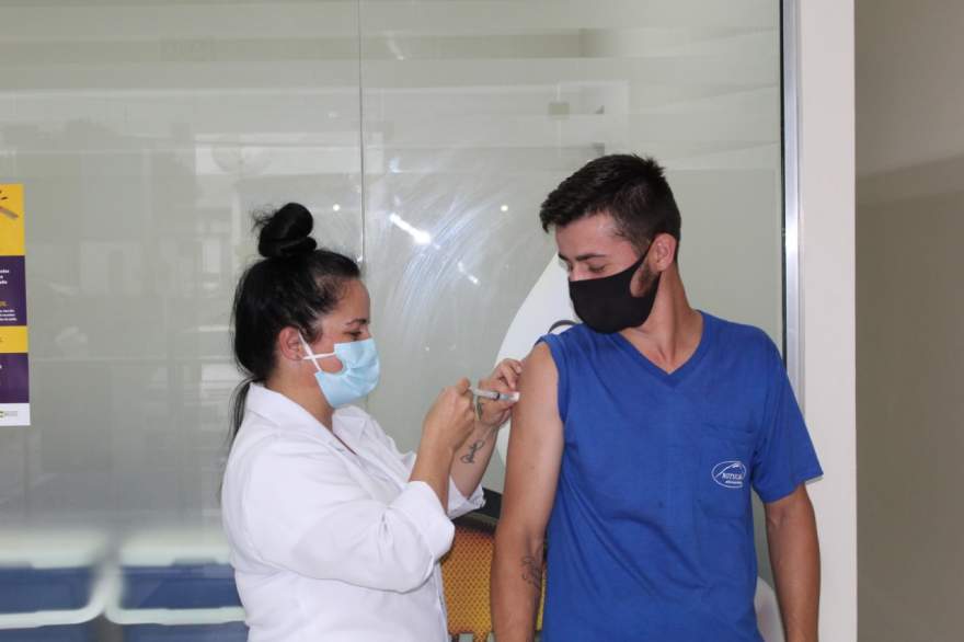 Por razões de trabalho, Adriano Weber Guedes, estava com a segunda dose atrasada. Atendendo ao chamado da Saúde, se vacinou na tarde de quinta