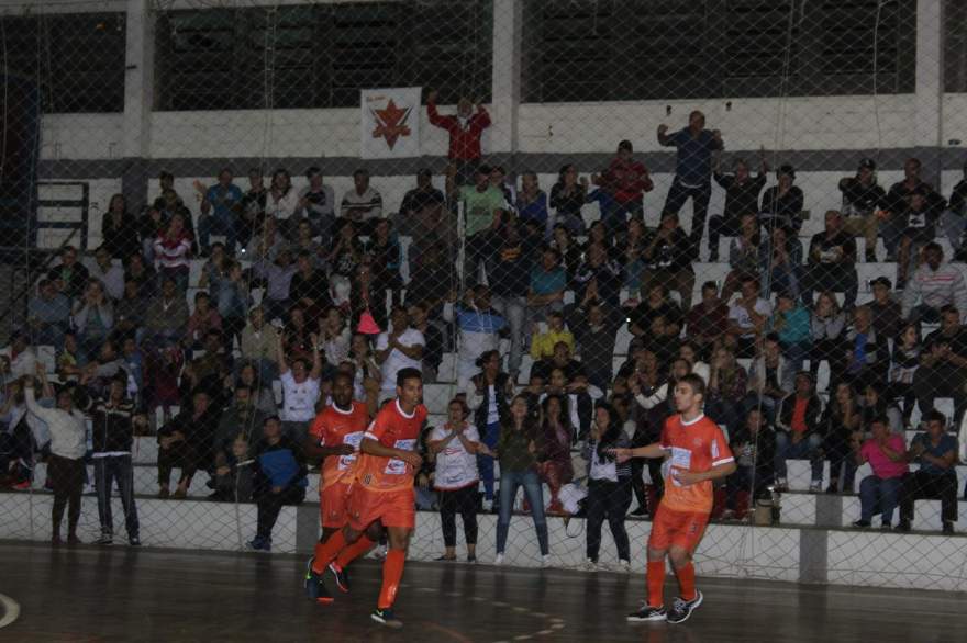 A comemoração do gol de Juninho: reação acabou prejudicada por falhas individuais
