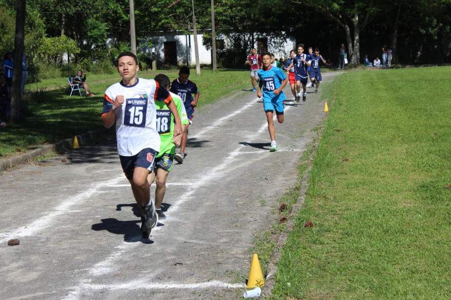 Disputas entre os alunos foram acirradas na pista do Lepage - Fotos: Tiago Mairo Garcia - Folha