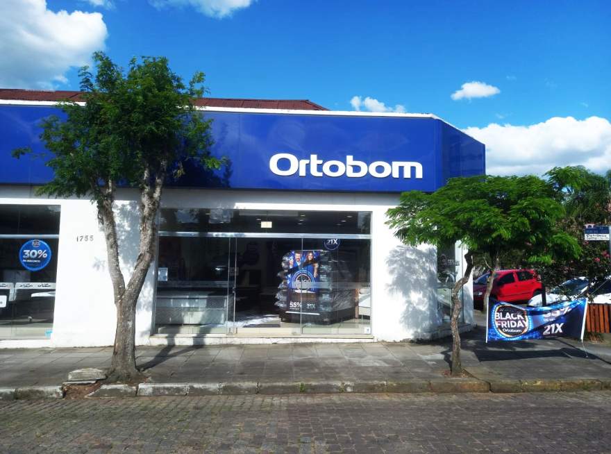 A Ortobom fica na esquina da Av. Pereira Rego com a Borges de Medeiros 
