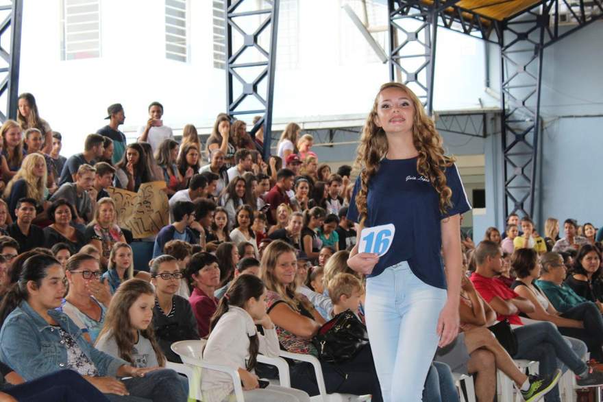 O desfile da candidata a rainha Tauany, nº 16