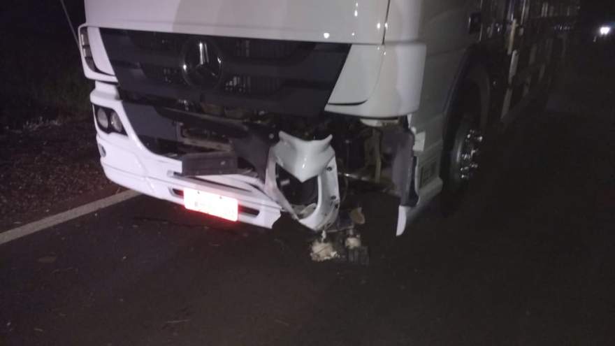 Caminhão teve dianteira danificada após acidente com automóvel