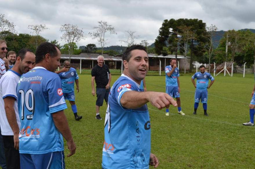 Antes da partida do domingo, equipe local cantou parabéns para o aniversariante Aguiar