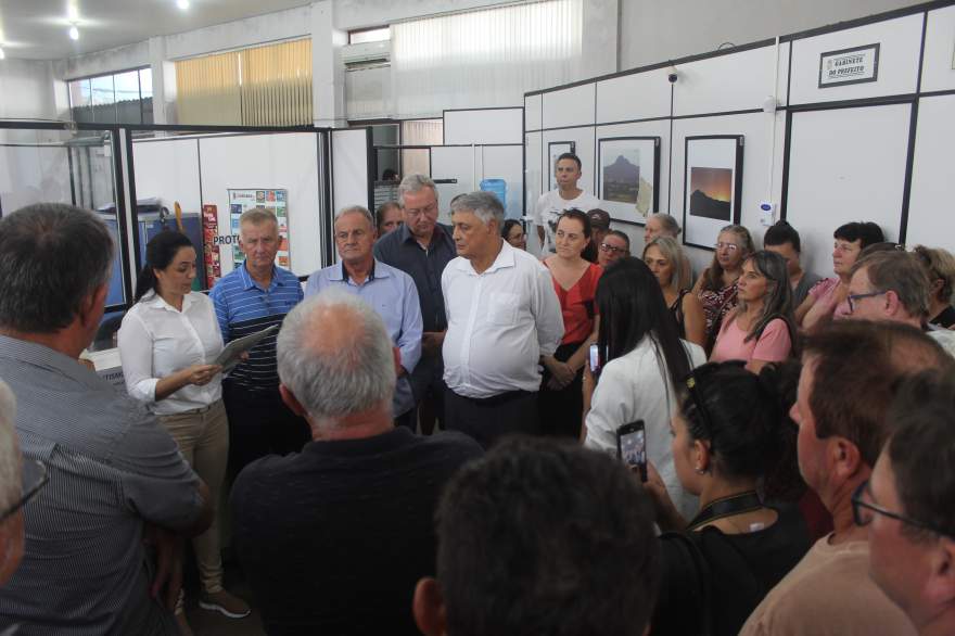 Hall da Prefeitura estava lotado para acompanhar o pronunciamento