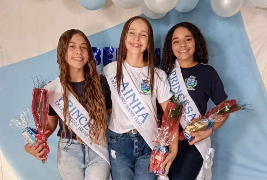 A Rainha Djenifer Thais Wolff e as Princesas Manuela Moraes da Rosa e Letícia Rios Jung