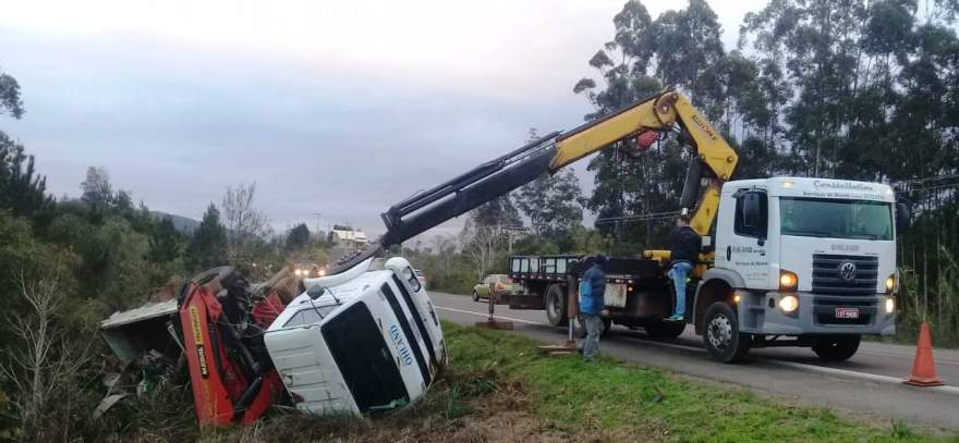 Caminhão ficou tombado nas margens da rodovia - Fotos: Renan de Moura / Divulgação