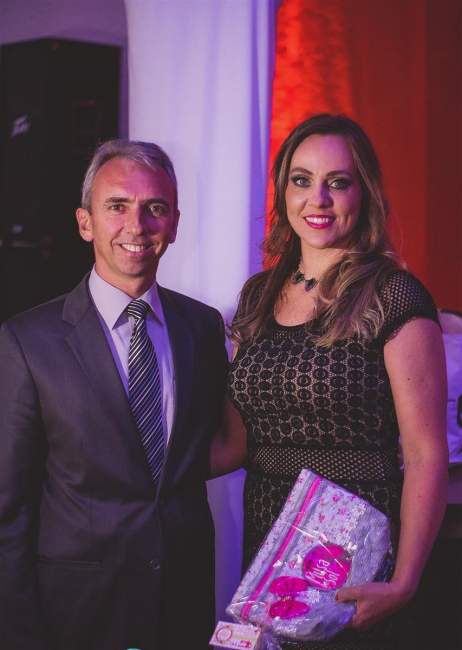 O prefeito Paulo Butzge entrega a Flávia Rohrs , 1ª Musa do Sol  um presente