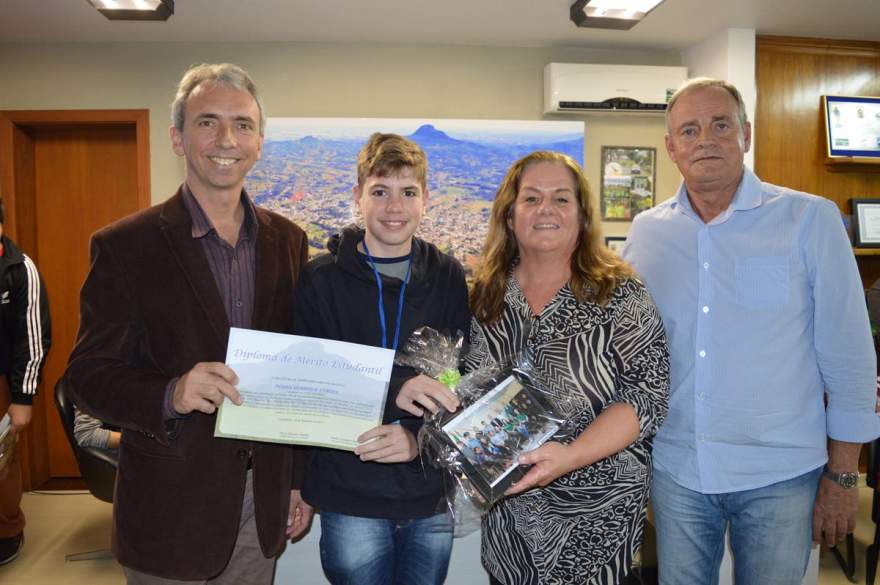 Secretário de Assistência Social Estudantil Pedro Henrique Cortes (EMEF São Paulo), ao lado da secretária Marta Emmel e do prefeito e vice 