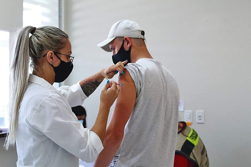 Vacinação contra a covid-19 pode ser feita de segunda a sexta, no Centro Municipal de Vacinação até às 19h. No sábado, atendimento será até 