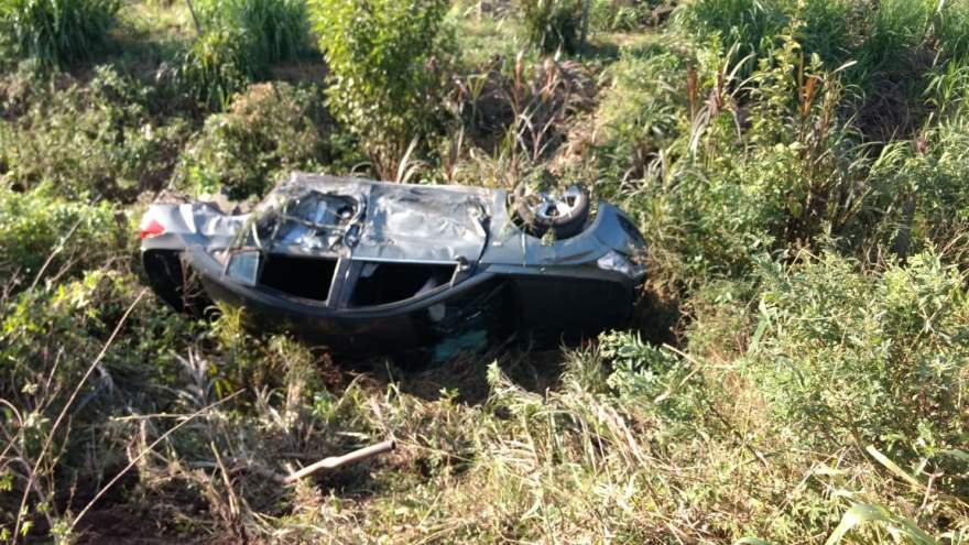 Cruze foi atingido de raspão e acabou capotando nas margens da rodovia - Crédito: Diego Foppa / Folha de Candelária