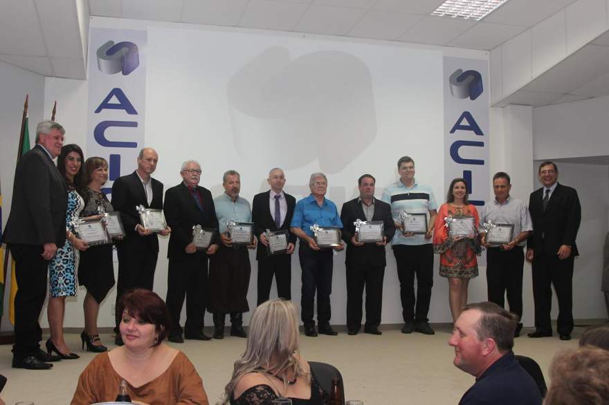 Todos os homenageados com membros da diretoria da Acic