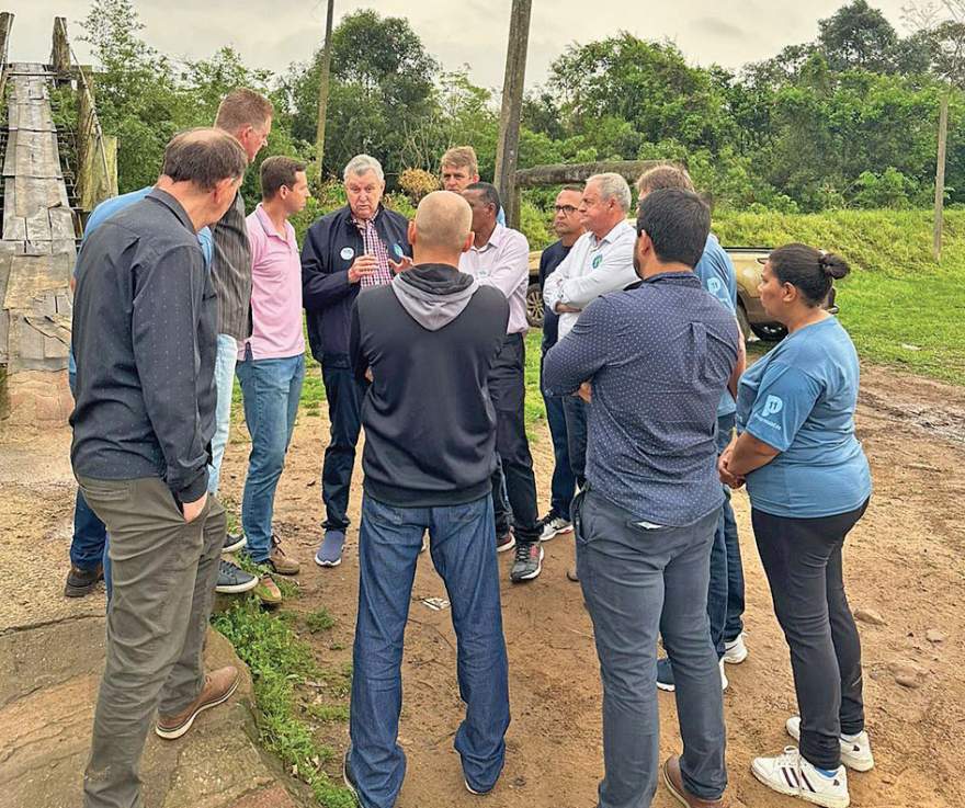 Senador candelariense Luis Carlos Heinze ao lado de representantes das duas prefeituras: projeto orçado em R$ 2,9 milhões
