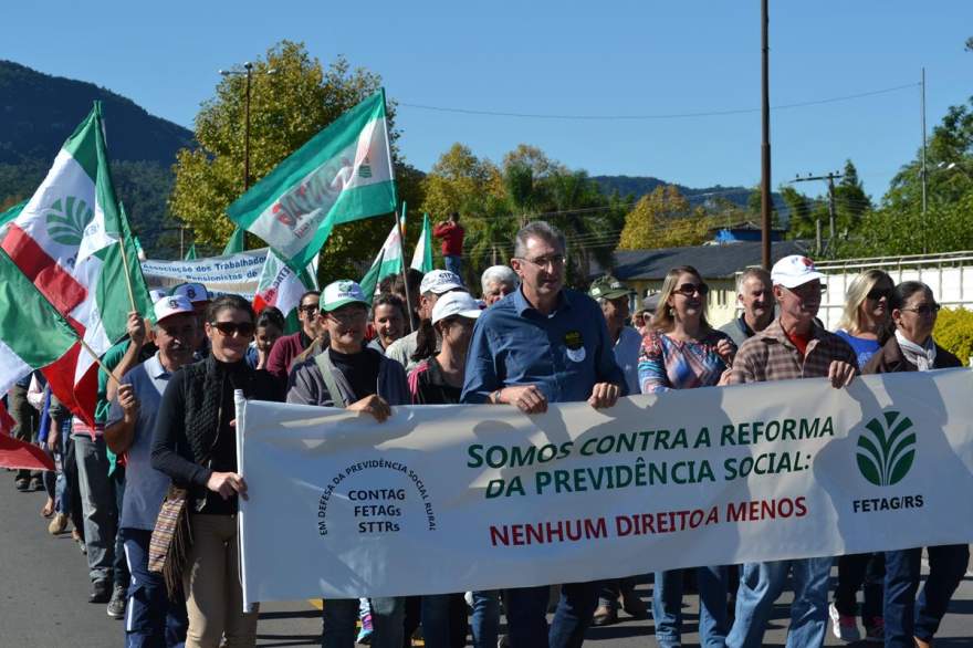 A caminhada dos manifestantes na RSC-287