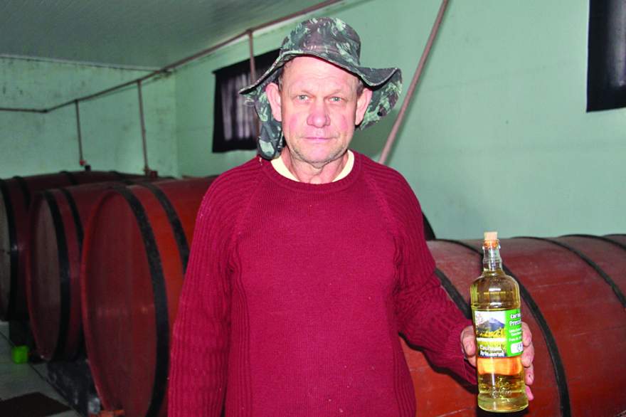 Renato dá sequência na produção de cachaça iniciada pelo seu avô