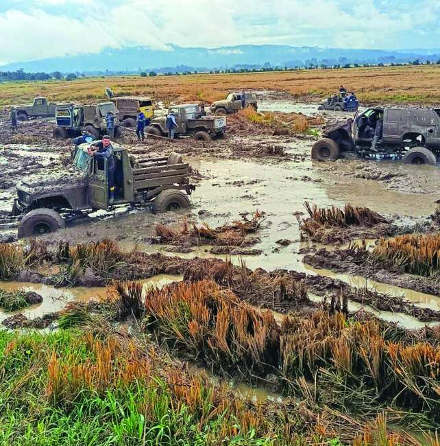 Não faltou barro durante o trajeto dos Jeeps (Foto: Divulgação)