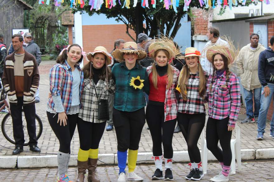 Um grupo de caipiras bem caracterizadas com o clima da festa