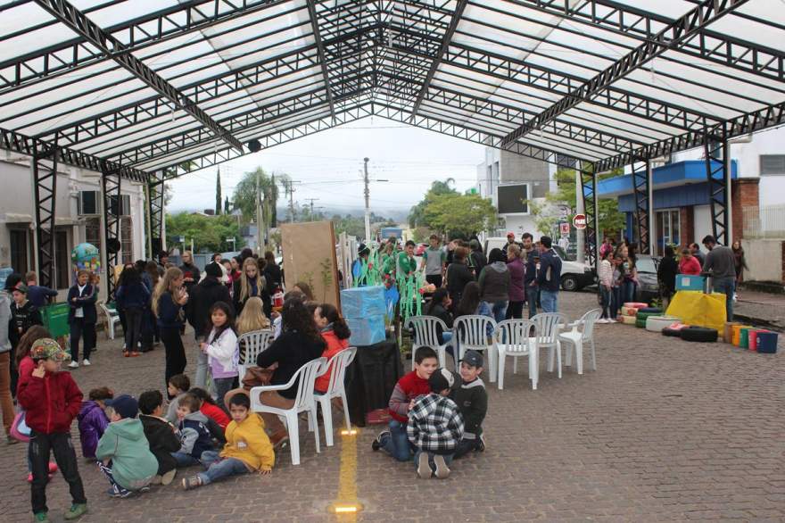 Mateada do Meio Ambiente foi realizada na rua coberta com participação de escolas