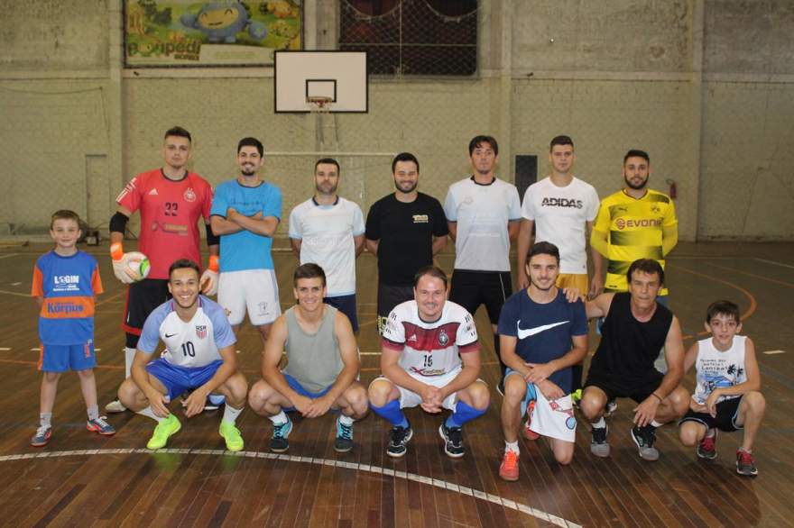 A turma de uma das tantas sextas de futsal: camisas brancas contra escuras