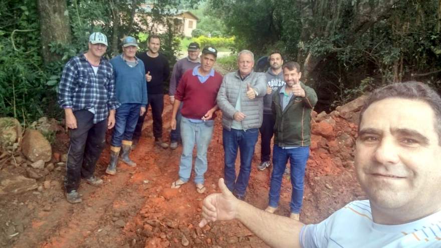 Equipe averiguando o andamento do serviço na localidade de Faxinal dos Porto