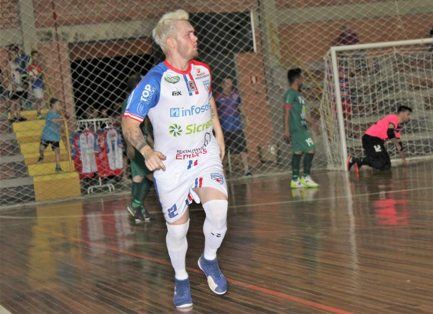Mancha comemora o gol que abriu a vitória atletica com menos de 30 segundos de partida
