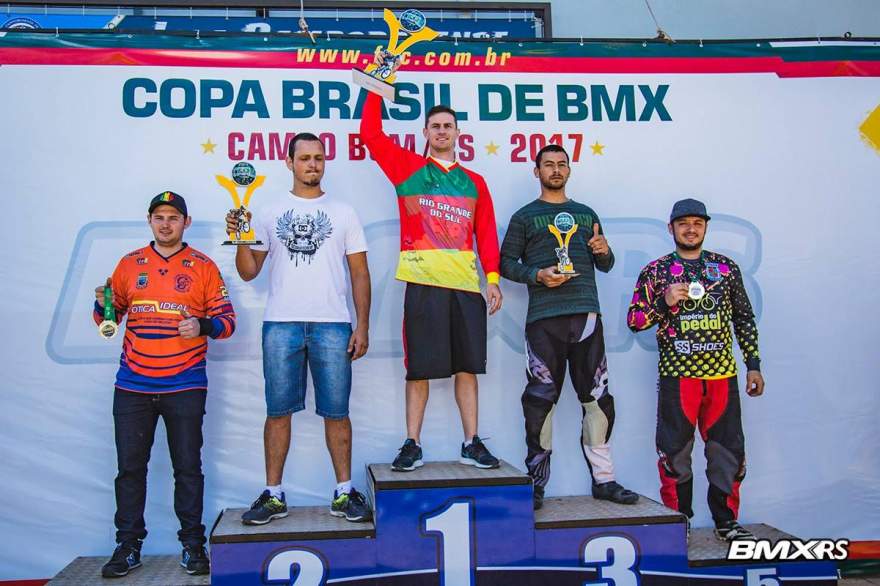 Lucas Santiago (primeiro à direita) obteve o 5º lugar na Copa Brasil de Ciclismo BMX em Campo Bom - Crédito: Divulgação